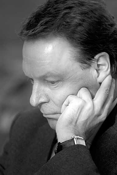 Ulkoministeri Ilkka Kanerva tiedotustilaisuudessaan 31.3. Hän sai tietää illalla erostaan.