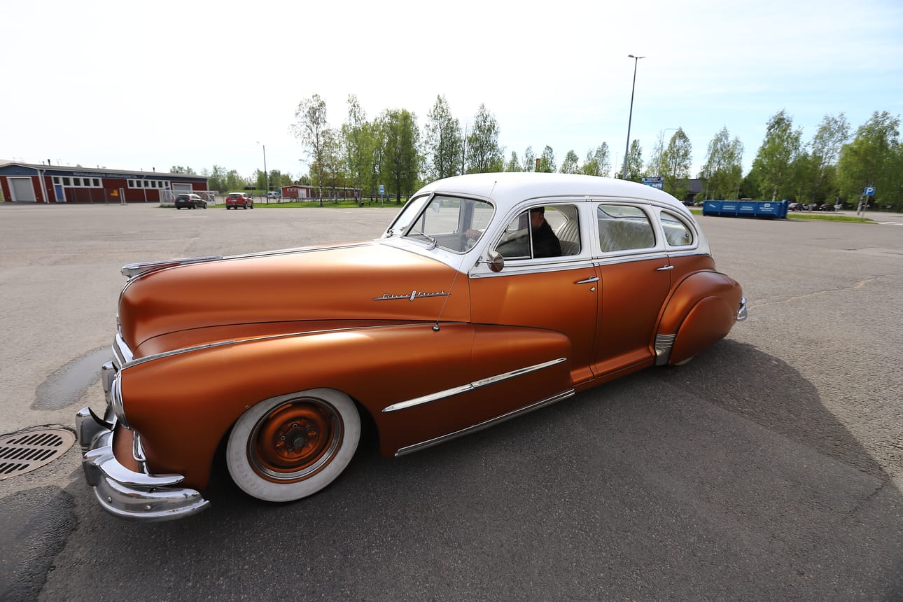 Jouni Korhosen vuosimallin -48 Pontiac kerää katseita missä tahansa se liikkuukin. Tämäkin auto on esillä Raahe Motor Show'ssa.