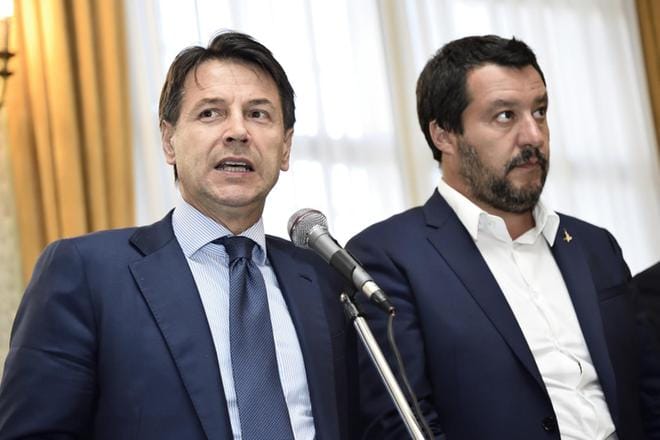 Pääministeri Giuseppe Conte ja sisäministeri Matteo Salvini vaativat Autostradea vastuuseen. KUVA: EPA/FLAVIO LO SCALZO