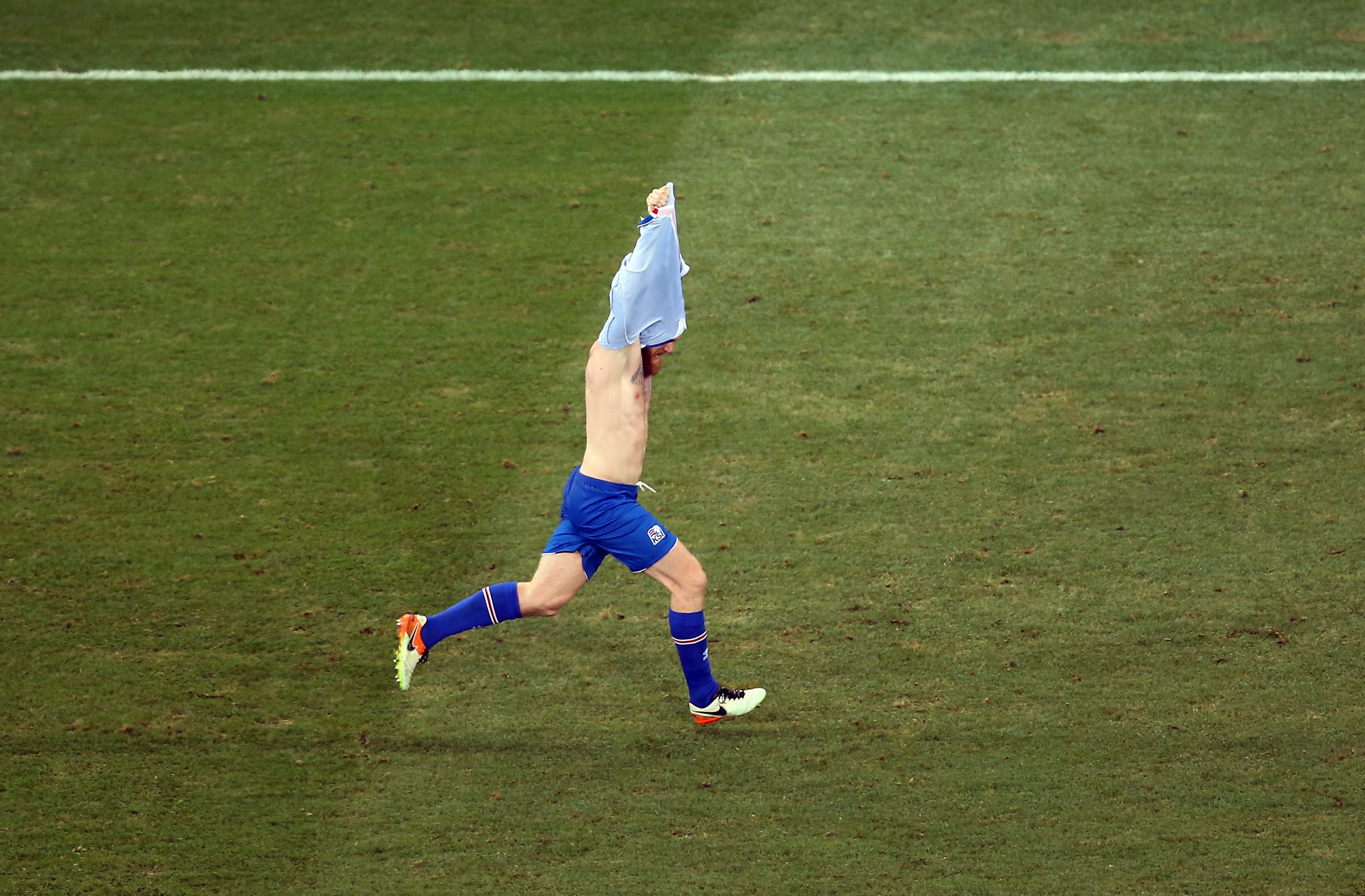 Islannin Aron Gunnarsson juhlii maansa voittoa.
