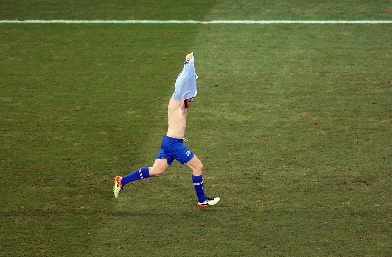 Islannin Aron Gunnarsson juhlii maansa voittoa.