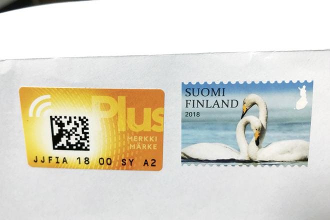 1,5 euroa maksava Plus-merkki lisätään kirjeeseen tavallisen postimerkin viereen. Silloin kirjeen luvataan saavuttavan vastaanottajan kahdessa arkipäivässä. KUVA: Riikka Happonen