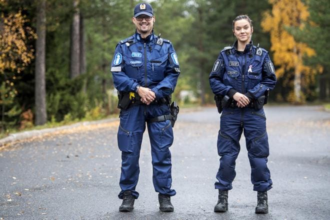 Vanhempi konstaapeli Robert Sandvik on pukeutunut poliisin kenttätyössään käyttämään kesähaalariin. Nuoremman konstaapelin Ida Enlundin päällä on puolestaan talvihaalari, joka väritys tunnuksineen on kauttaaltaan kesähaalaria tummempi. Poliisipartio on yhtä mieltä siitä, että työvaatteessa tärkeintä on, että se mahdollistaa liikkumisen joustavasti. KUVAT: SLOTTE CLAS-OLAV