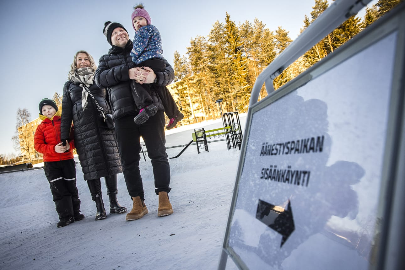 Rovaniemeläisille Sanna ja Hans Wagner-Prennerille äänestäminen on luonnollinen tapa ja nimenomaan vaalipäivänä äänestäminen perinne. Mukana äänestyspaikalla kulkevat lapset Elias ja Alina. Maaliskuussa perhe kasvaa yhdellä äänestäjällä lisää.