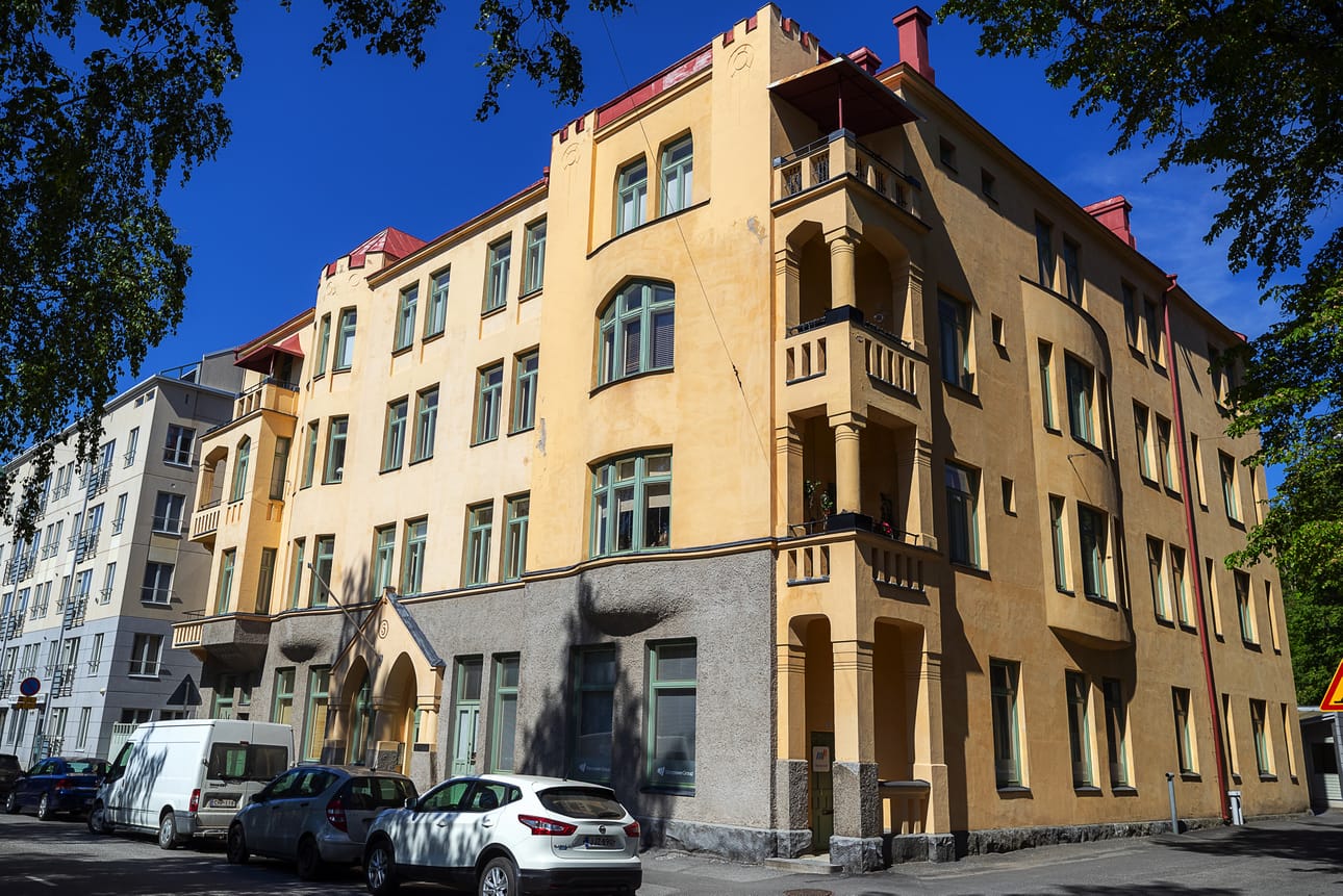 Kipinän taloa Hovioikeudenpuistikko 5:ssä pidetään yhtenä Stenforsin mestariteoksena. Se on kaunis, monimuotoinen jugend-talo. Arkistokuva.