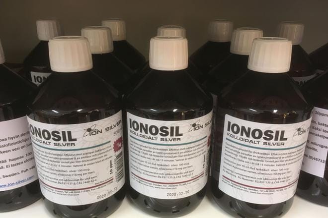 Jotkut uskovat hopeaveden parantavaan voimaan. Terveyden ja hyvinvoinnin laitoksen mukaan hopeavesi on myrkyllistä. KUVA: JOONAS KUIKKA