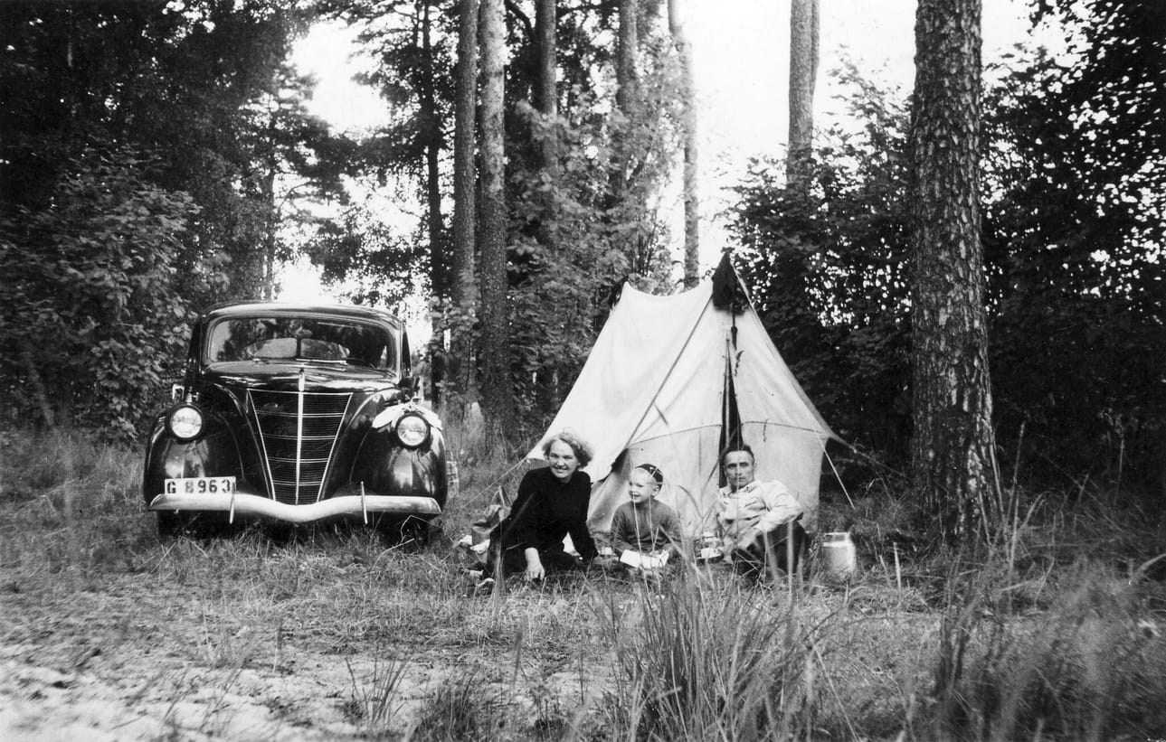 Gröningin perhe autoili Etelä-Ruotsista Rovaniemelle useita kertoja. Lea, poika Hans ja isä Hans kuvattiin Fordin ja teltan edessä 1950-luvun alussa.
