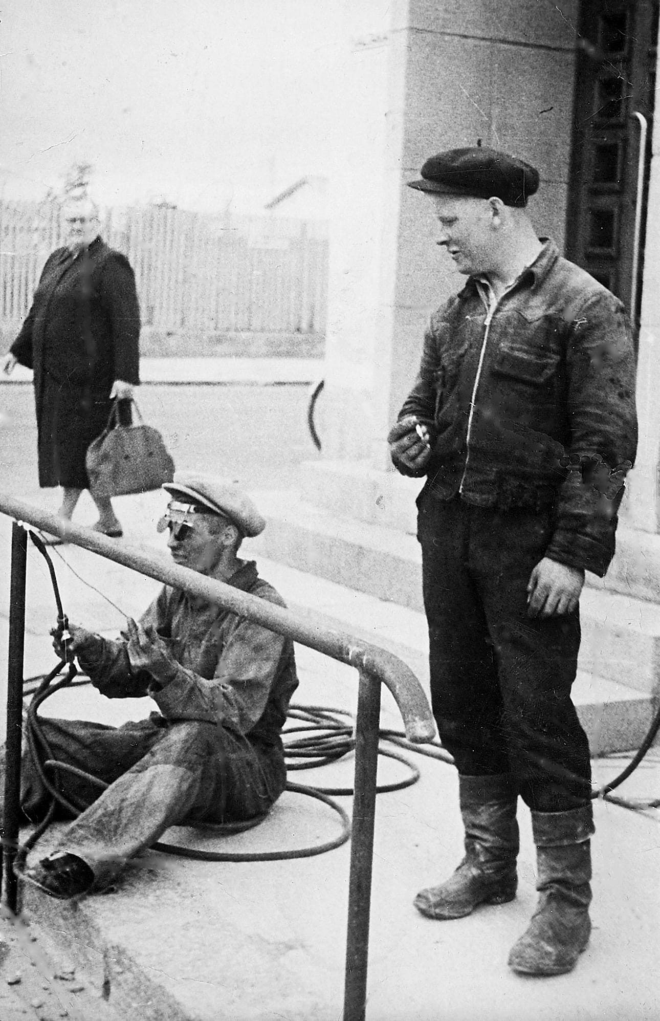 Toivo Heiskari tekee kaidetta Valta- ja Koskikadun risteyksessä, yhä pystyssä olevan Osuuskassan talon edessä.