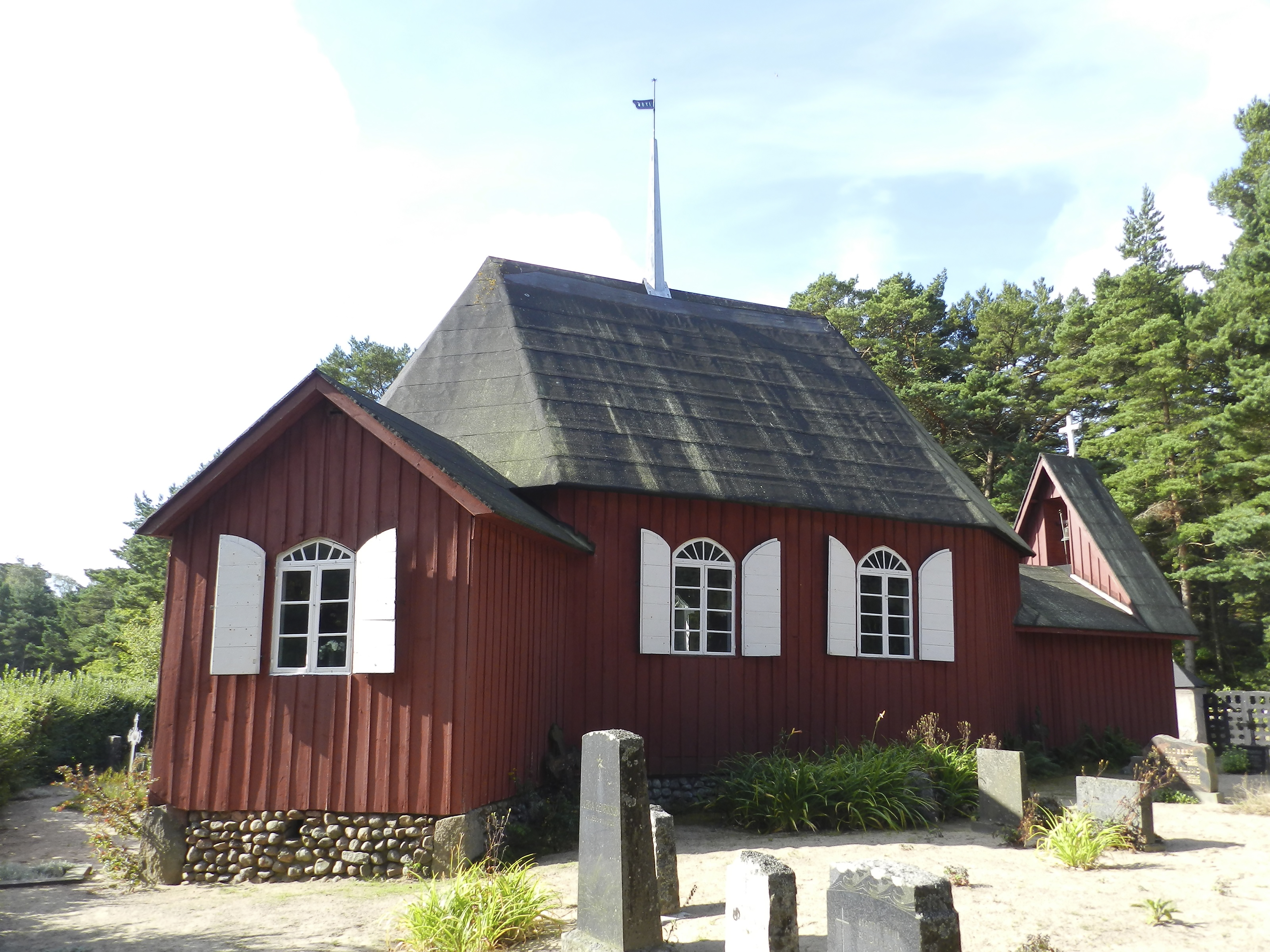 Nauvossa Nötön saaressa sijaitseva kirkko on persoonallinen saaristolaiskirkko; pieni, koristeellinen ja punamullalla maalattu.