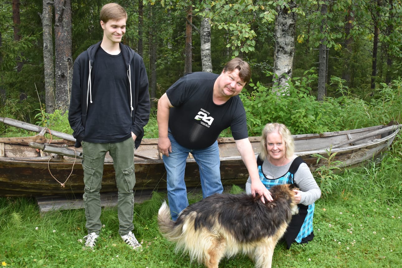 Perheen koira Tessa on aidosti paluumuuttaja, koska se on täällä syntynyt. Muut perheenjäsenet Niko, Mikko ja Maarit vasta totuttelevat kuusamolaisiksi.