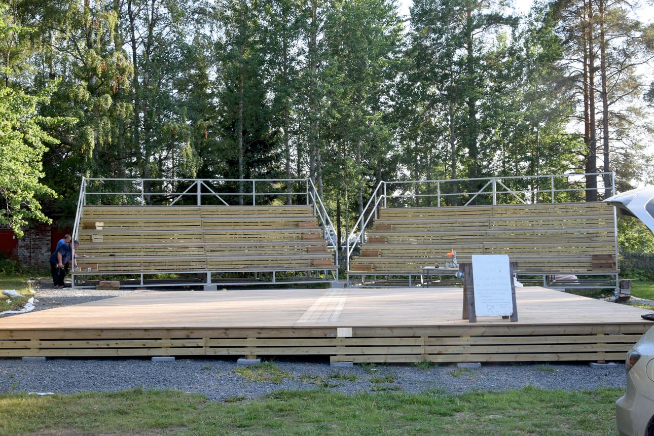 Kyläyhdistyksen kulttuurilava soveltuu monenlaiseen toimintaan, kuten bändi-iltoihin ja kesäteatteriin.