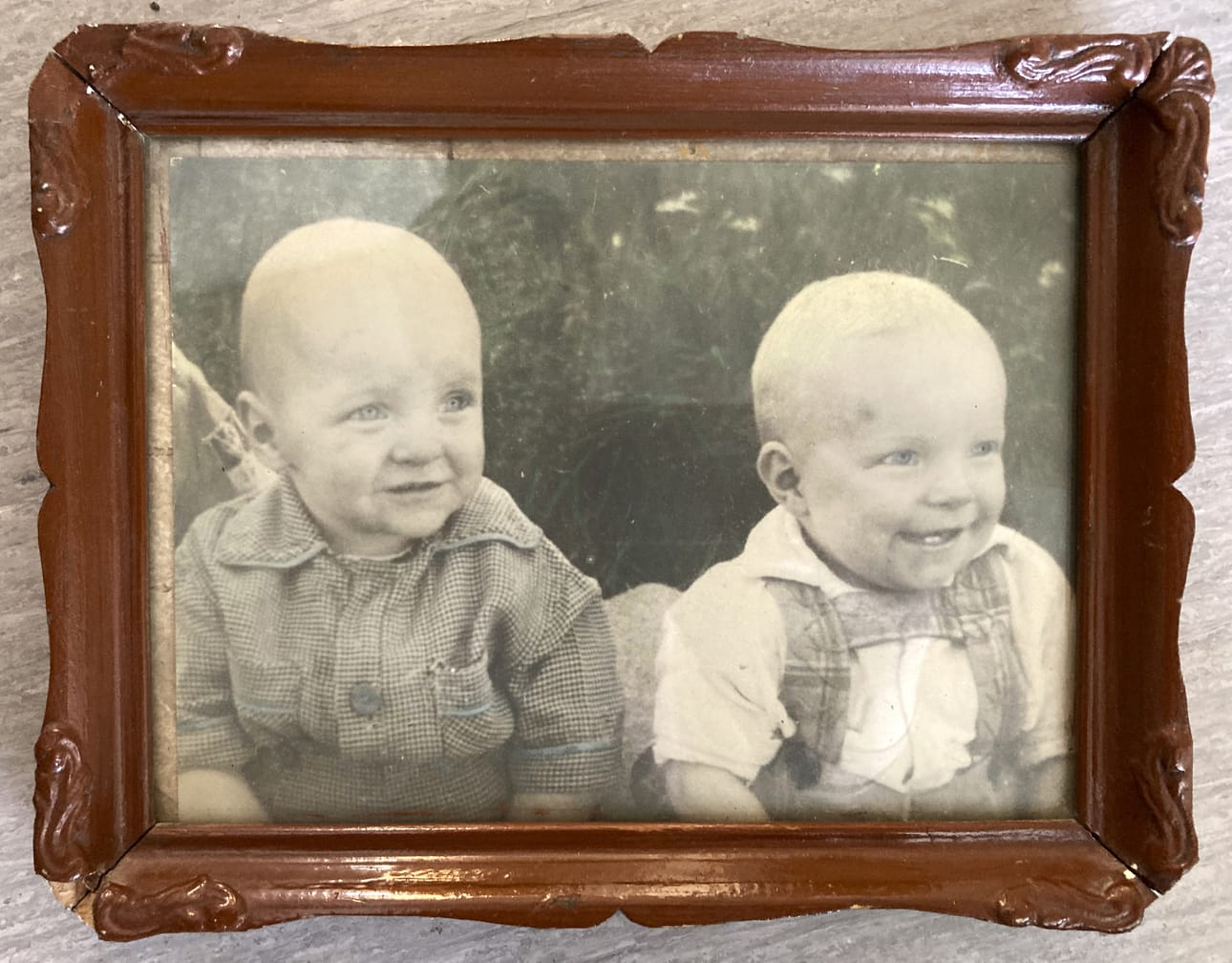 Jarmo (vasemmalla) ja hänen veljensä Risto kuvattuna 1-vuotiaina. Jarmo Raivion omistama yhteiskuva hänestä ja hänen vuonna 1954 kuolleesta veljestään.