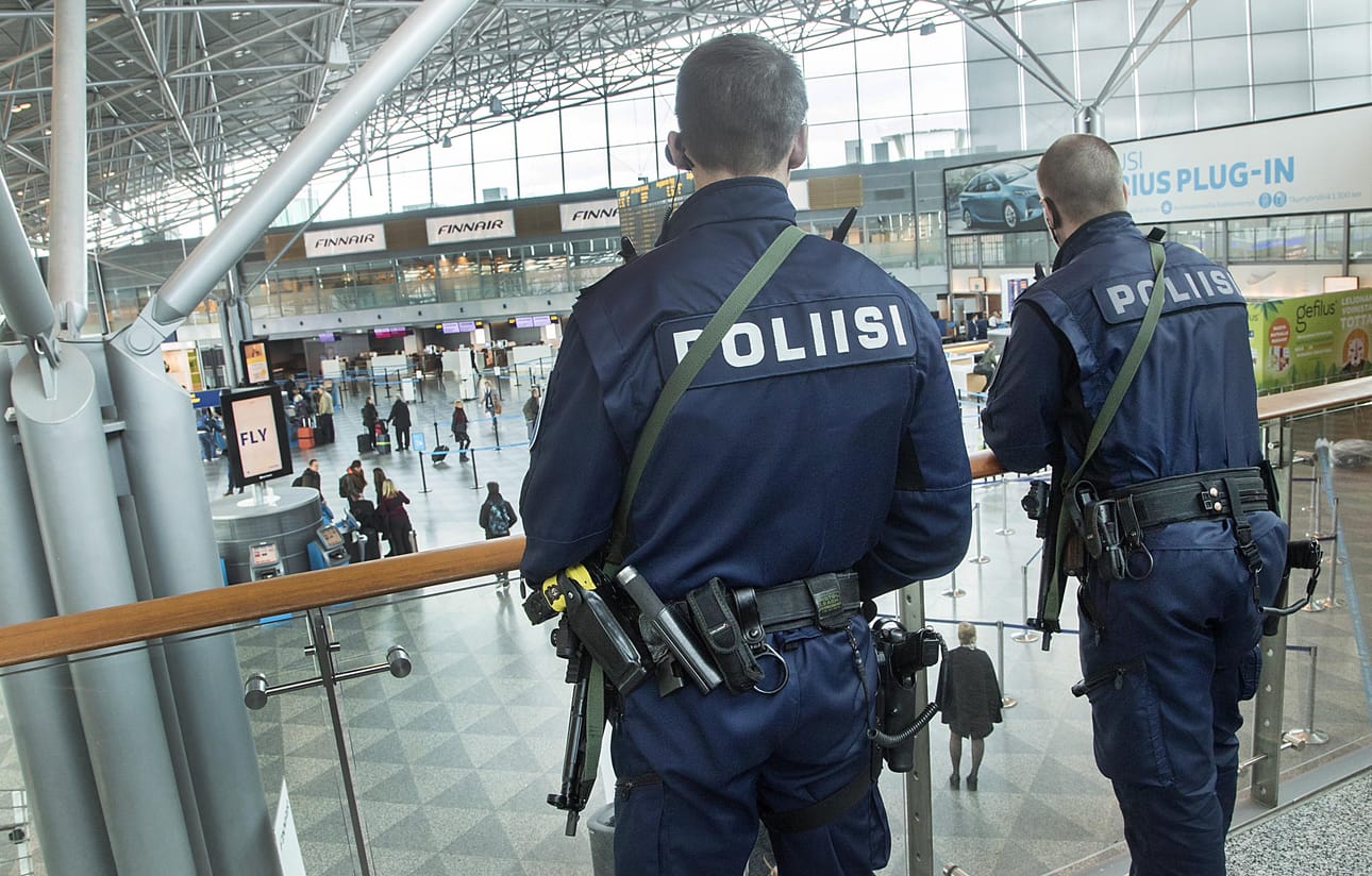 Poliisit kulkivat pääsiäisen ajan konepistoolit esillä Helsinki-Vantaan lentoasemalla. Valmiutta kohotettiin tuolloin vastikään lähimaissa tapahtuneiden terrori-iskujen vuoksi. Arkistokuva.