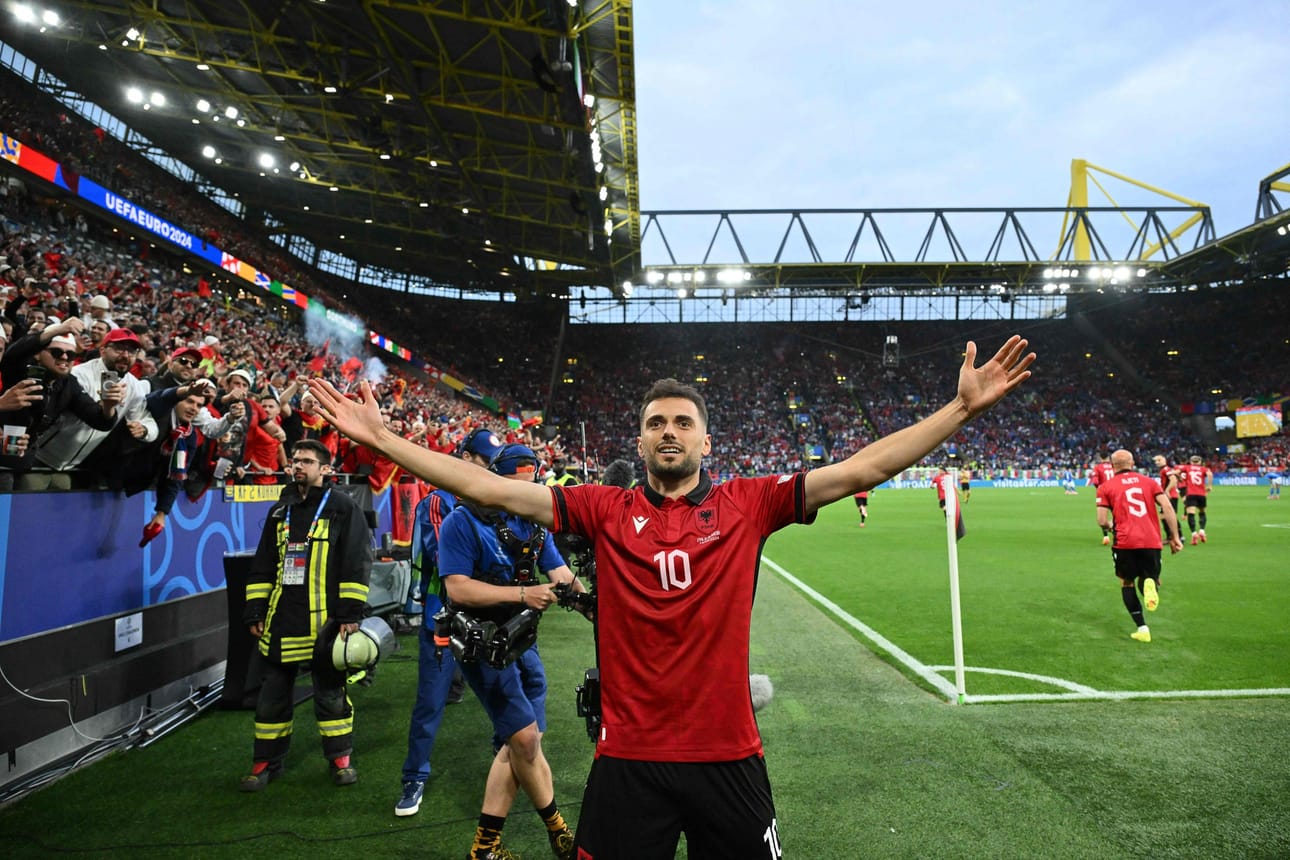 Ottelu oli vanhentunut 23 sekuntia, kun Albanian Nedim Bajrami sai pallon maaliin. LEHTIKUVA / AFP
