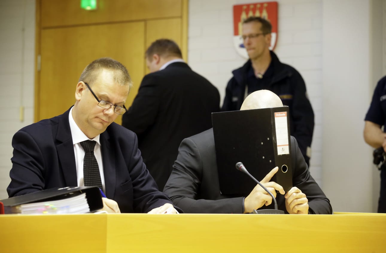 Murhasta syytetty siikajokinen mies peitti kasvonsa oikeussalissa.