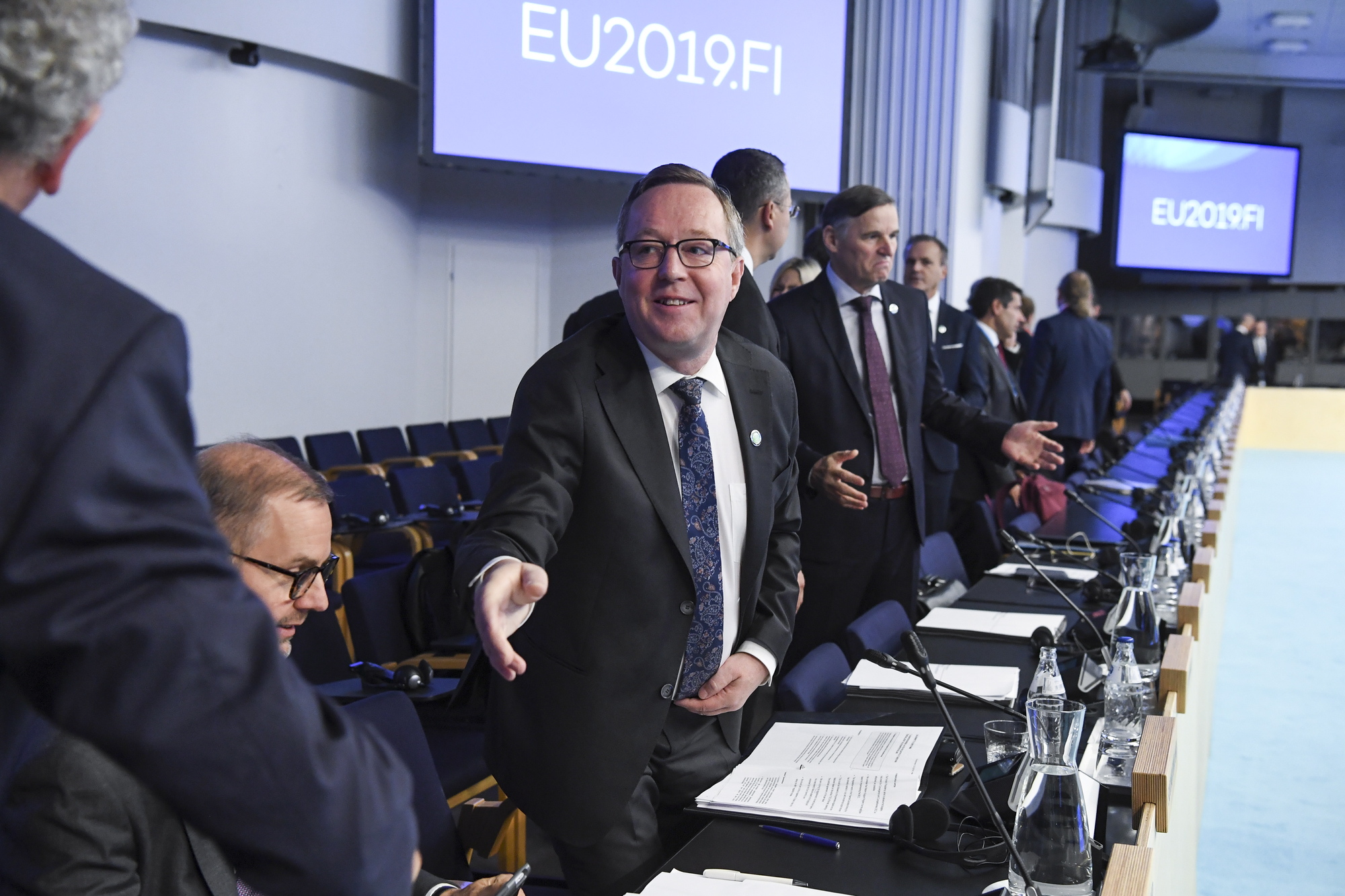 EU harkitsee lentojen tai petrolin verottamista – Suomessa kokoontuneet EU:n valtiovarainministerit puivat ympäristöverojen lisäämistä