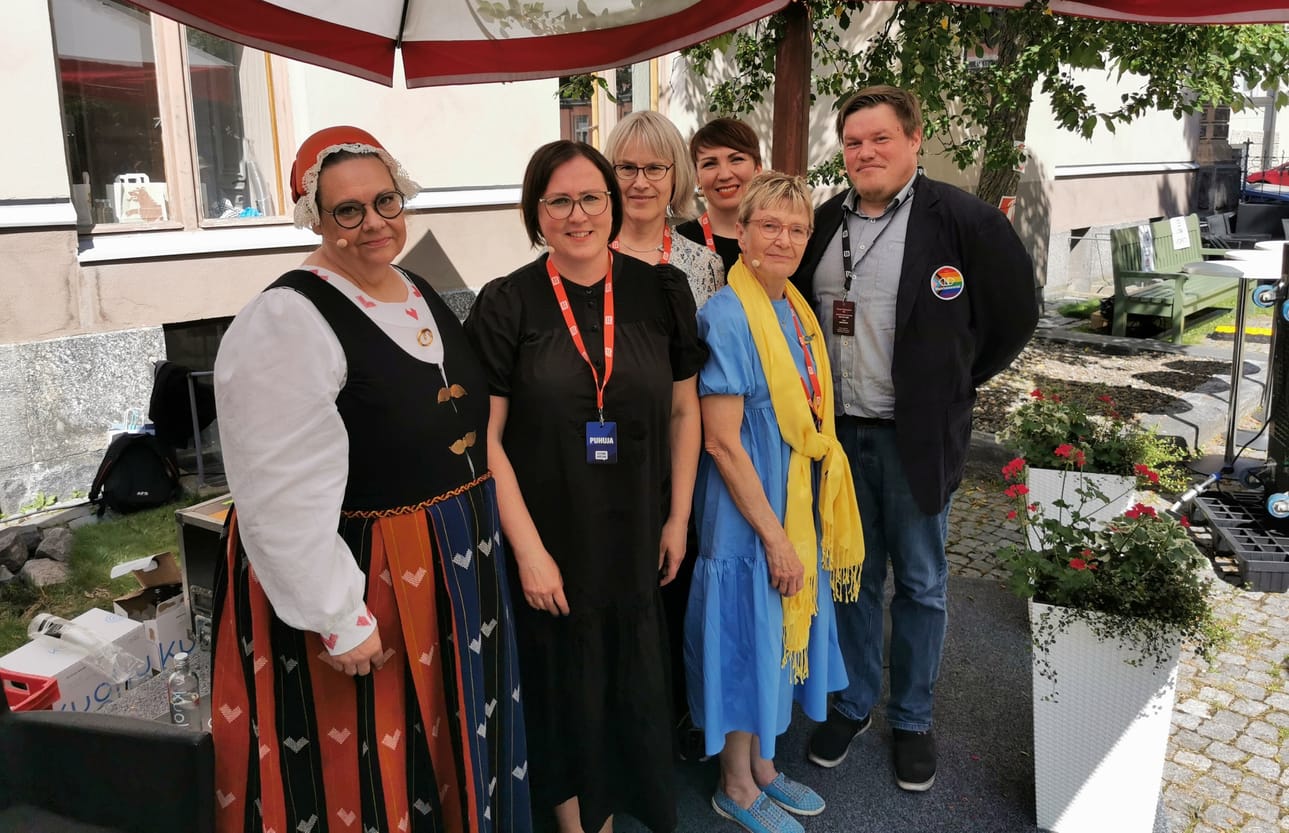 Minna Huhtamäki.-Kuoppala, Jonna Heikkilä, Leea Keto, Eija-Irmeli Lahti ja Joonas Autio pureutuivat aiheeseensa vajaan tunnin. Keskustelua luotsasi Annina Laaksonen (3. oikealta).