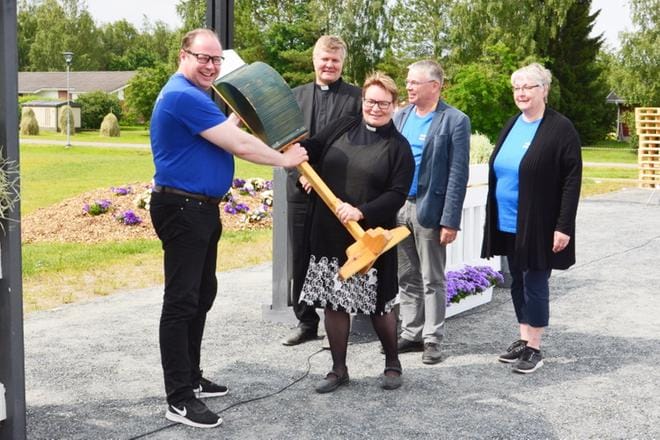 Kauhavan kirkkoherra Jyrki Jormakka otti vastaan Sanna Jukkkolan luovuttaman, juhlavastuuta symboloivan herännäisjohtaja N. G. Malmbergin lähetyslippaan viime kesänä Nivalassa. Koronapandemian takia kauhavalaisten juhla lykkääntyy. KUVA: TUOVI PULKKANEN
