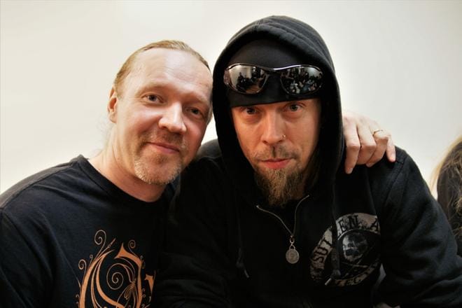 Nightwishin nykyinen rumpali, vaasalainen Kai Hahto ja entinen rumpali Jukka Nevalainen muistelevat bändin rumpalivaihdosta juuri ilmestyneessä Nightwish-kirjassa. KUVA: KIRJASTA NIGHTWISH. WE WERE HERE