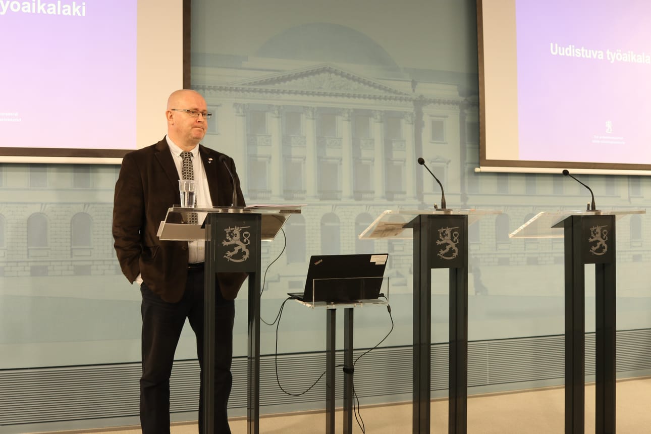 Työministeri Jari Lindström (sin.) kommentoi maanantaina PTT:n tekemää työttömyyden kustannuksia koskevaa selvitystä.