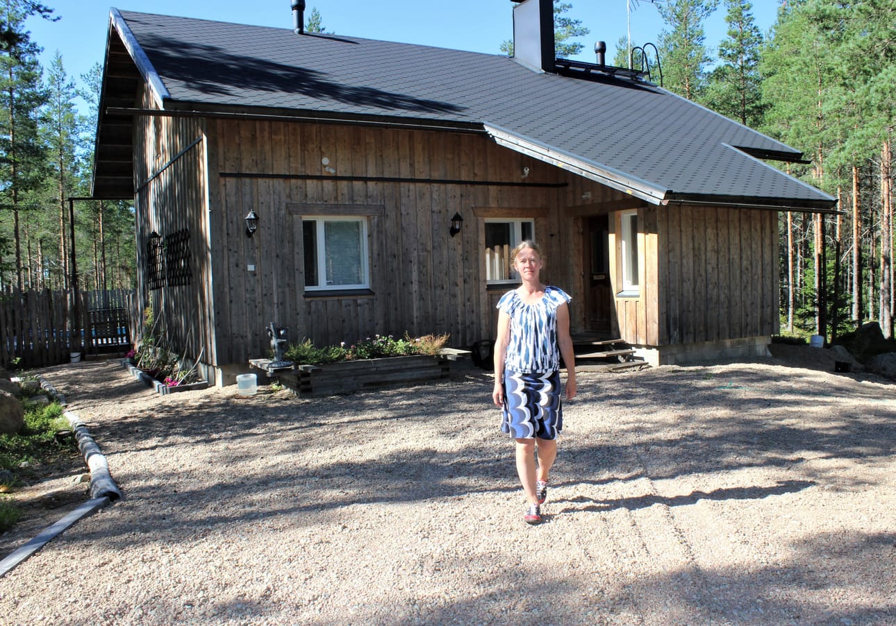 Pia Jaakkolan perhe rakensi muutama vuosi sitten mökin Lauhan erämaahenkiseen maastoihin. Yrittäjänä toimiva kunnanhallituksen puheenjohtaja lataa näissä maisemissa akkujaan. - Olemme täällä yleensä viikonloput. Täällä palautuu, kun lähtee koirien kanssa metsään.