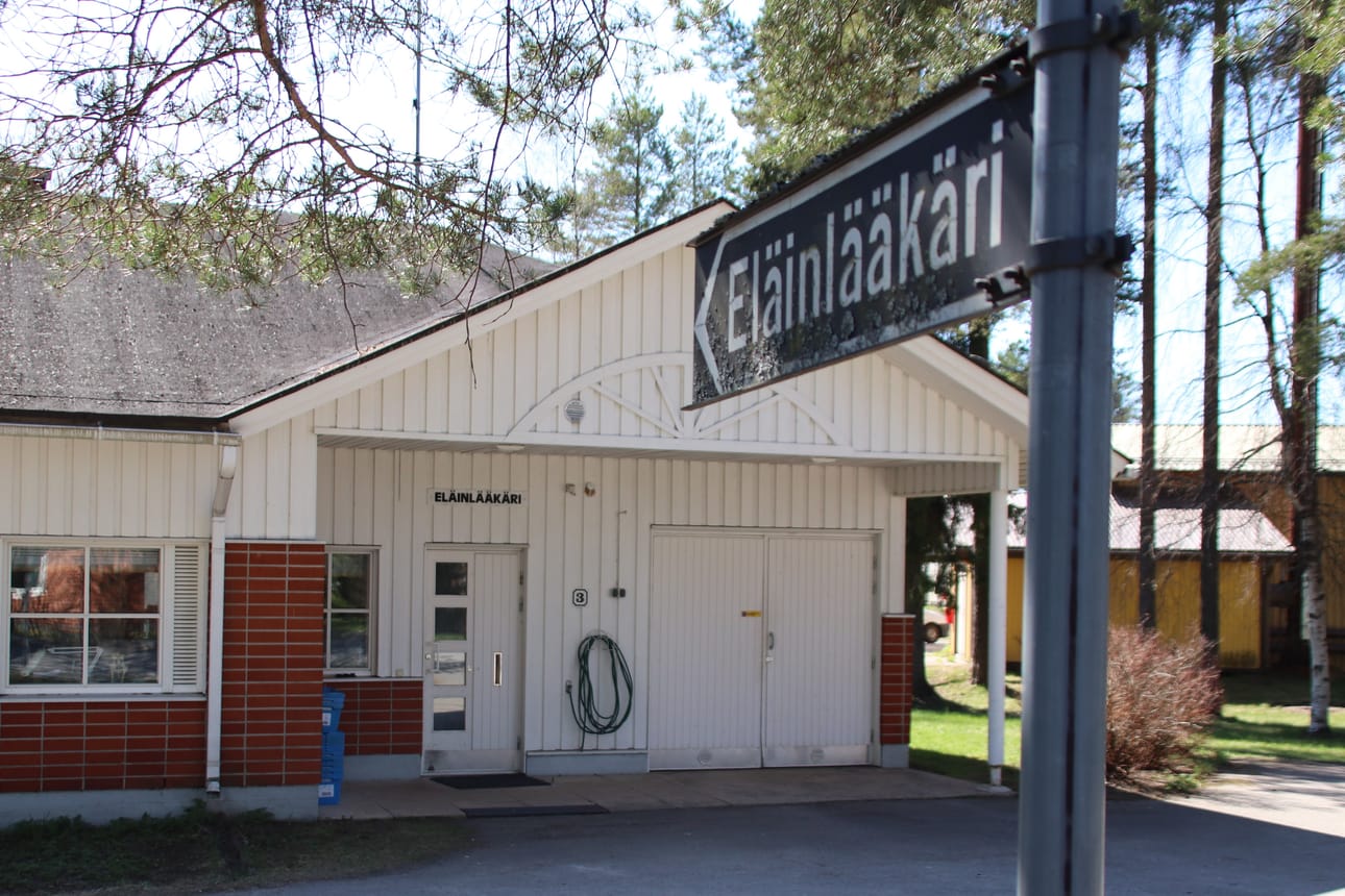 Siikajoen kunnan ainoa eläinlääkärin vastaanaotto on Siikajoenkylällä. Suunnitelma vastaanoton sulkemisesta tyrmistyttää kyläläisiä, eikä sitä purematta niellä.
