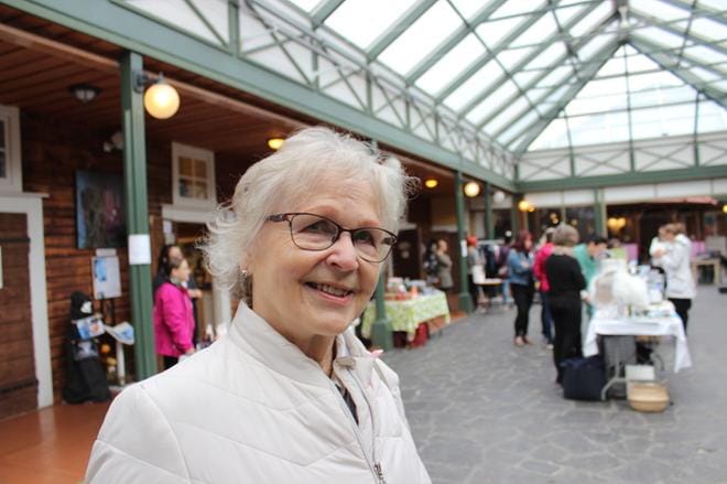 Kristiinalainen Inkeri Rytkönen poikkesi myyjäisissä kauppahuone Cornerissa. KUVA: LOTTA KALLIO