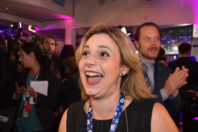 Ruotsidemokraattien Paula Bieler iloitsee vaalivalvojaisissa Kristall-ravintolassa, kun ovensuukyselyn tulokset tulevat. KUVA: EPA/ ANDERS WIKLUND