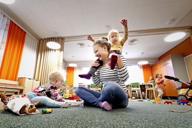 Pian 1-vuotias Olivia ja 3-vuotias Linnea tutustuivat uuteen seurakuntakotiin äitinsä Niina Kuuppelomäen kanssa. KUVAT: KARI LÖFHJELM
