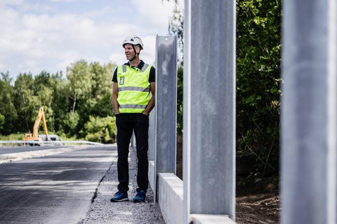Jukka-Pekka Raja-ahon mukaan Pohjolankadun varrelle asennettuihin metallitankoihin nostetaan meluaitaelementit viimeistään joulukuussa. Meluaita on yli kaksi metriä korkea. KUVA: OUTI NEUVONEN