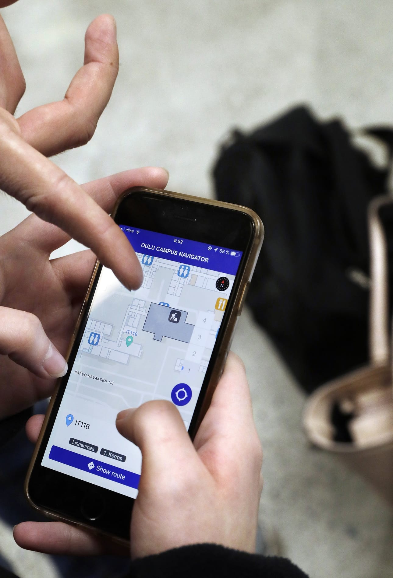 Projektipäällikkö Harri Kaikkonen esittelee sovellusta, jolla oman väen lisäksi kuka tahansa vierailija pääsee suunnistamaan Linnanmaan kampuksella.