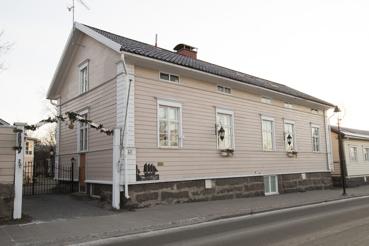 Reinilän talon pihapiirissä tarjotaan nykyisin myös majoituspalveluja matkailijoille Katariinan Kamariksi ristityssä piharakennuksessa. Sunnuntain jouluikkunan koristelusta vastaa Tiina Tuohimaa.