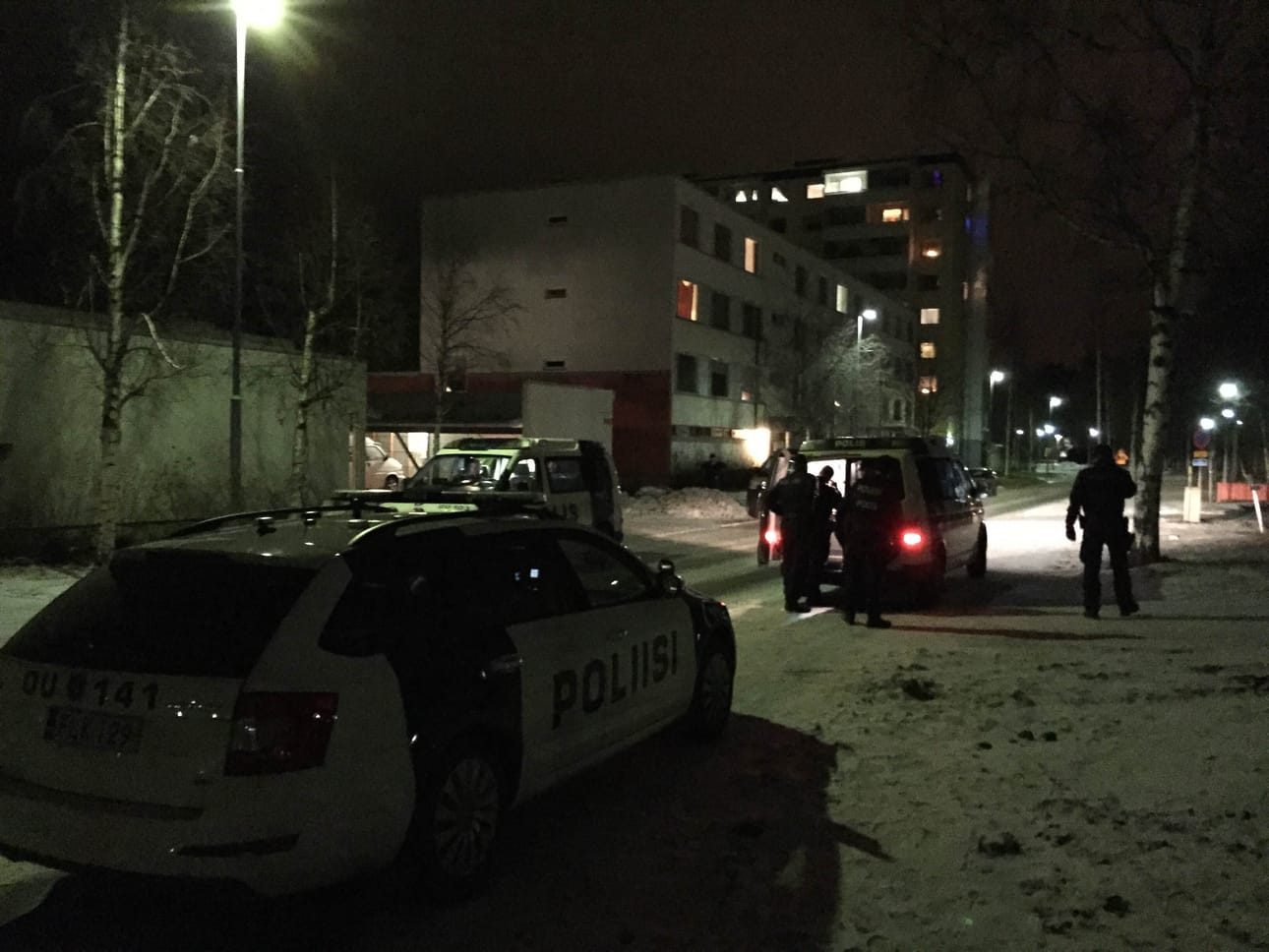 Paikalle on hälytetty useita poliisipartioita sekä pelastuslaitoksen yksiköitä.