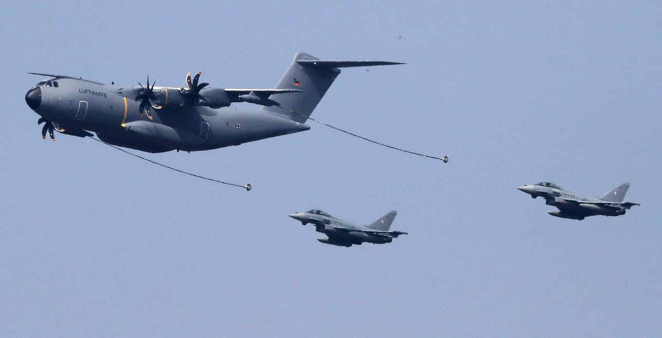 Eurooppalaisen Airbusin A400M-kuljetuslentokone tankkasi ilmassa kahta Eurofighter Typhoon -hävittäjää Nato-harjoituksessa Saksassa toukokuussa 2019. Eurooppalaiset maat ovat aiemmin olleet Yhdysvaltojen ilmatankkauskyvyn varassa, mutta nyt ne kehittävät omia valmiuksia.