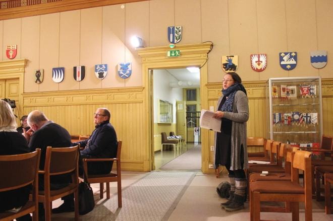 Kaskisten johtavat virkamiehet loistivat poissaolollaan talousarviovaltuustossa torstai-iltana. Sivistysjohtaja Sirkka Suurla (kuvassa) ja hallintojohtaja Margit Kaseva saivat Johan Bärnlundilta (r.) kehuja siitä, että olivat paikalla. KUVA: LOTTA KALLIO