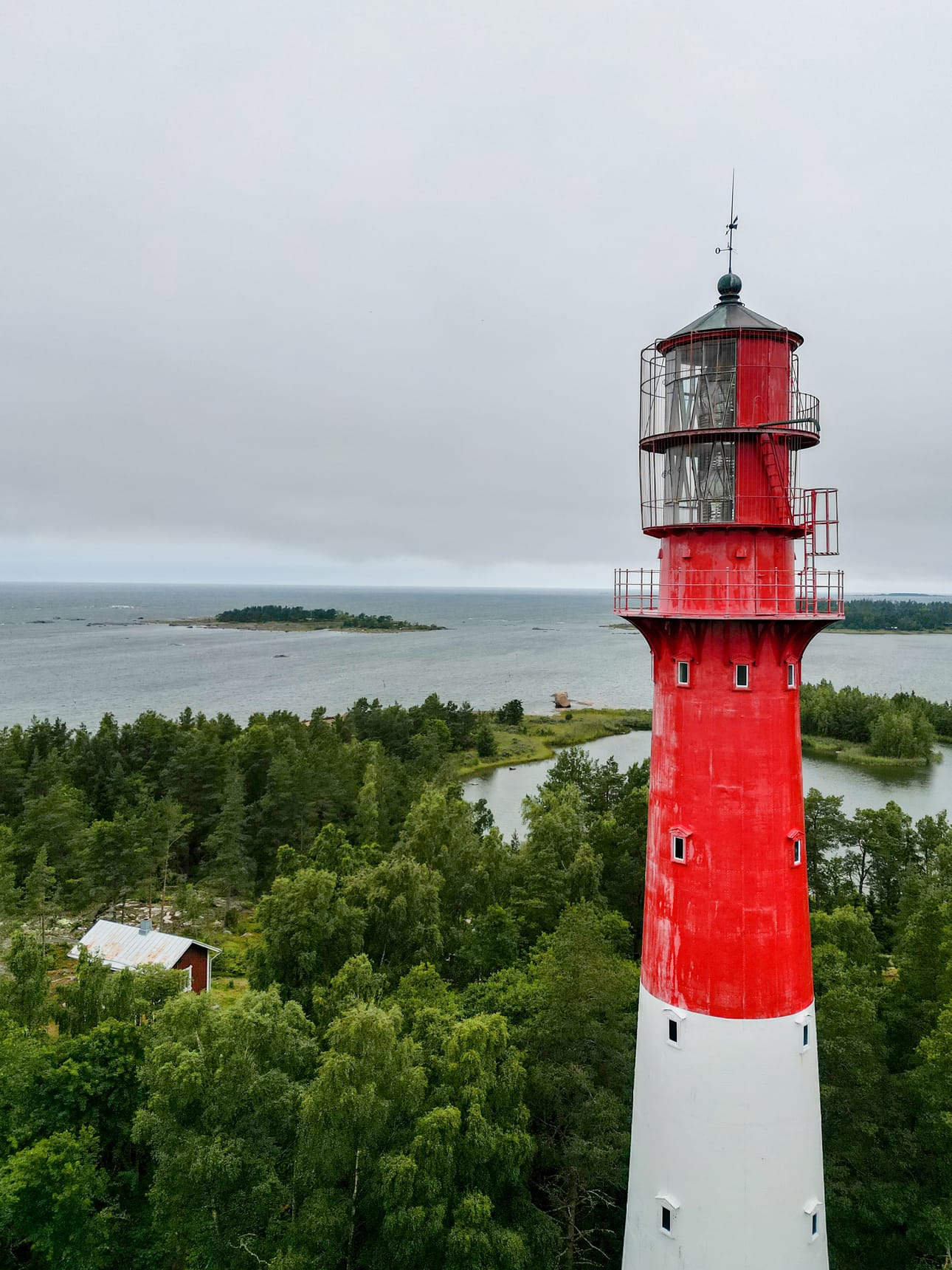 Valmistuessaan Yttergrund oli Pohjolan korkein majakka. Se koottiin Sörnäisissä, sitten paloiteltiin ja kuljetettiin länsirannikolle.