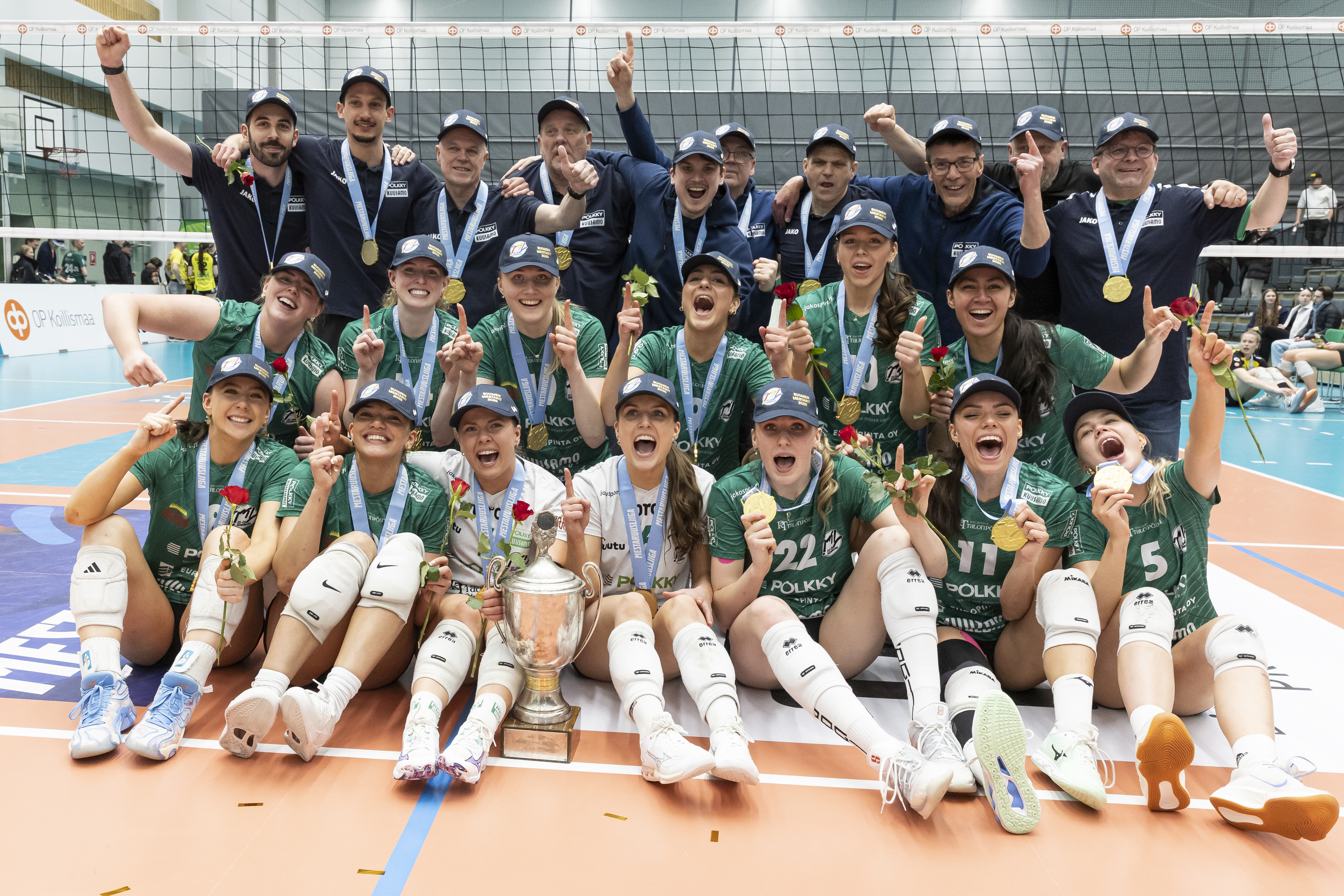 Kuvagalleria: Kuusamon Pallo-Karhuille kultamitalit kaulaan konfettisateessa