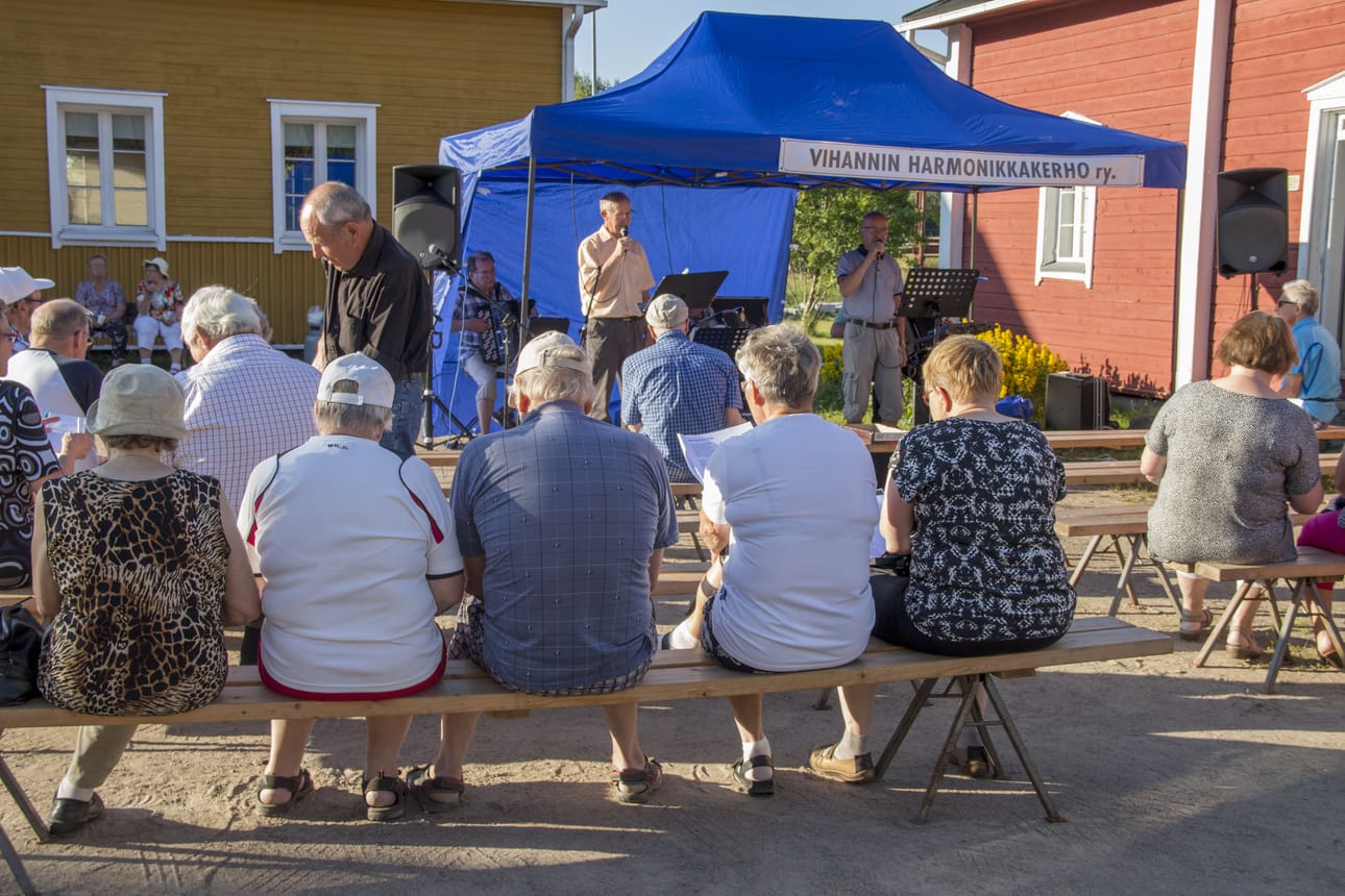 Vesihelmijuhlassa yleisöä viihdytti Vihannin Harmonikkakerho ry.