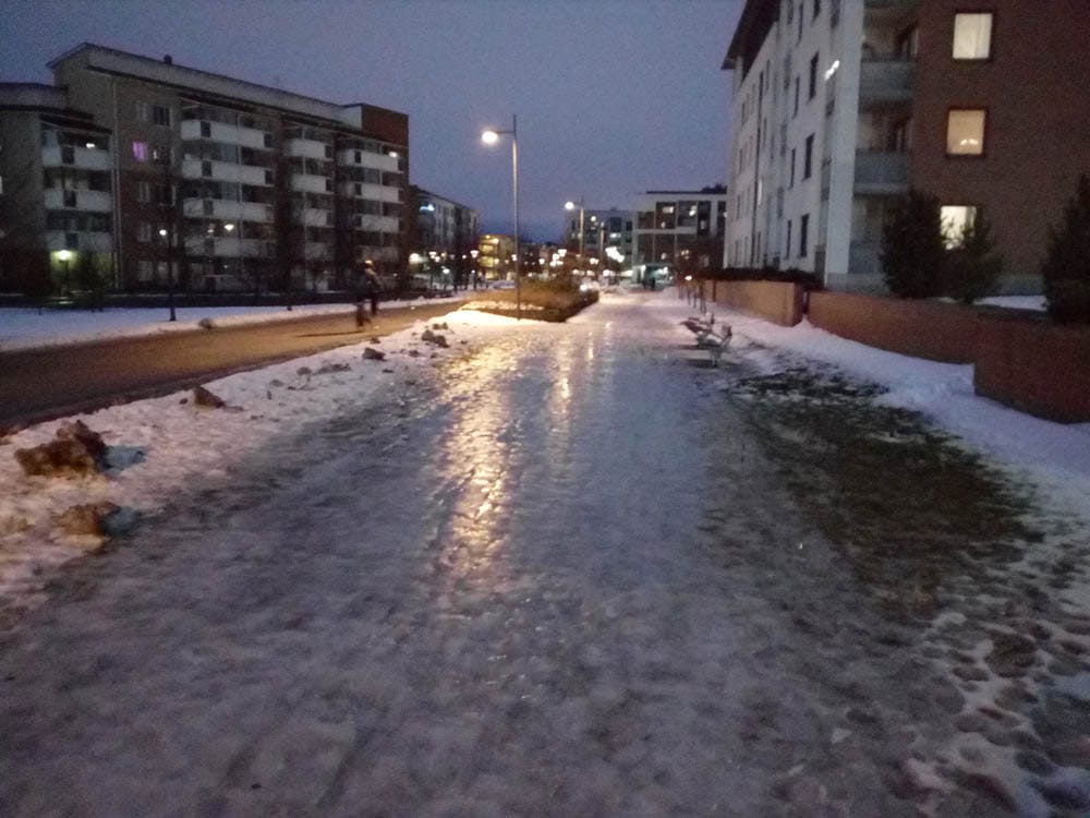 Kevyen liikenteen väylä oli jäässä Etu-Lyötyssä tiistaiaamuna. Lemmikit kulkevat jäisiä katuja ja myös niillä on liukkaudesta johtuva ongelmia.