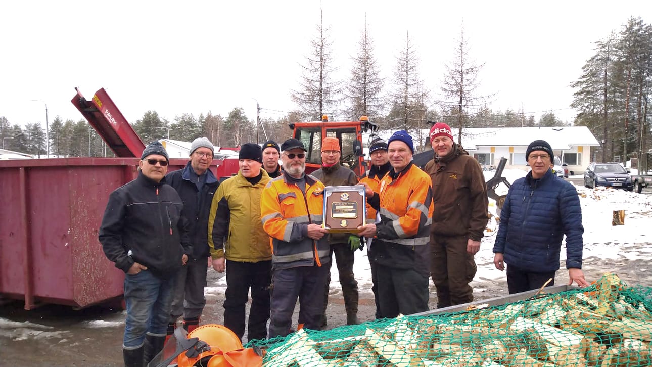 Pentti Kyyhkyselle luovutettiin halkotalkoissa kunniakirja Melvin Jones -jäsenyydestä.