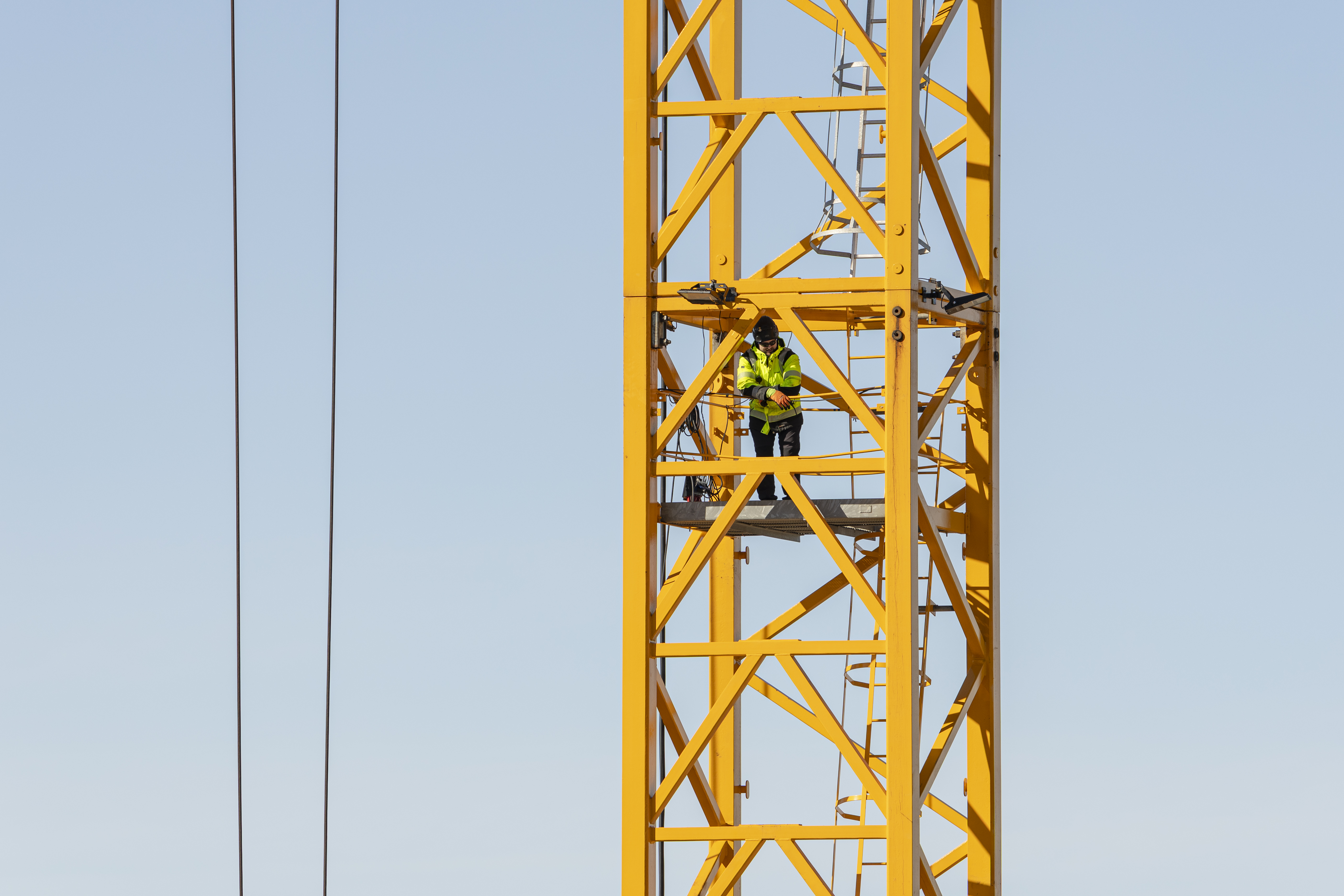 Oululaisen Mika Kaattarin konttorilta on 360-näkymä – tällainen on torninosturinkuljettajan työpäivä hotellityömaalla Rukatunturilla