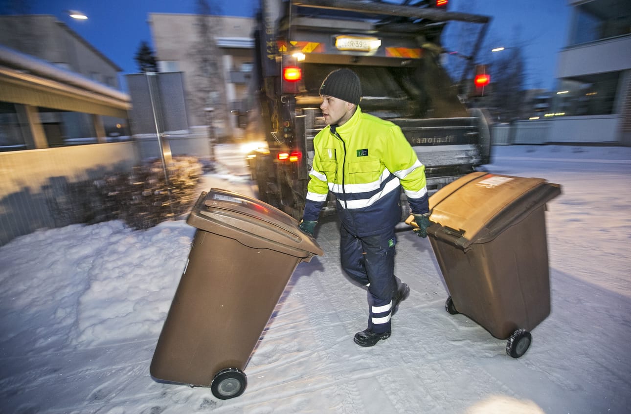 Mika Virtanen tituleeraa itseään rehdisti roskakuskiksi. Miehen ammatista käytetään myös nimitystä jätteenkuljettaja tai nykyisin jopa termiä raaka-aineiden kerääjä.