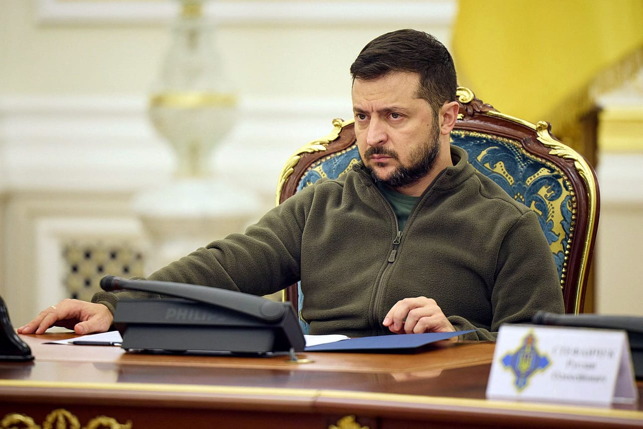 Ukrainan presidentti Volodymyr Zelenskyin mukaan Venäjän puolustusministerin väite Ukrainan likaisesta pommista tarkoittaa sitä, että Venäjä on "jo valmistellut tämän kaiken". LEHTIKUVA/AFP/Ukrainan presidentin lehdistöpalvelu