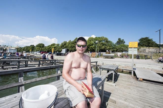 Kari Keto kävi lauantaina mattopyykillä Kaivopuiston rannassa. Hän on huolissaan tapaamisen aiheuttamasta liikennekaaoksesta. KUVAT: Kimmo Penttinen