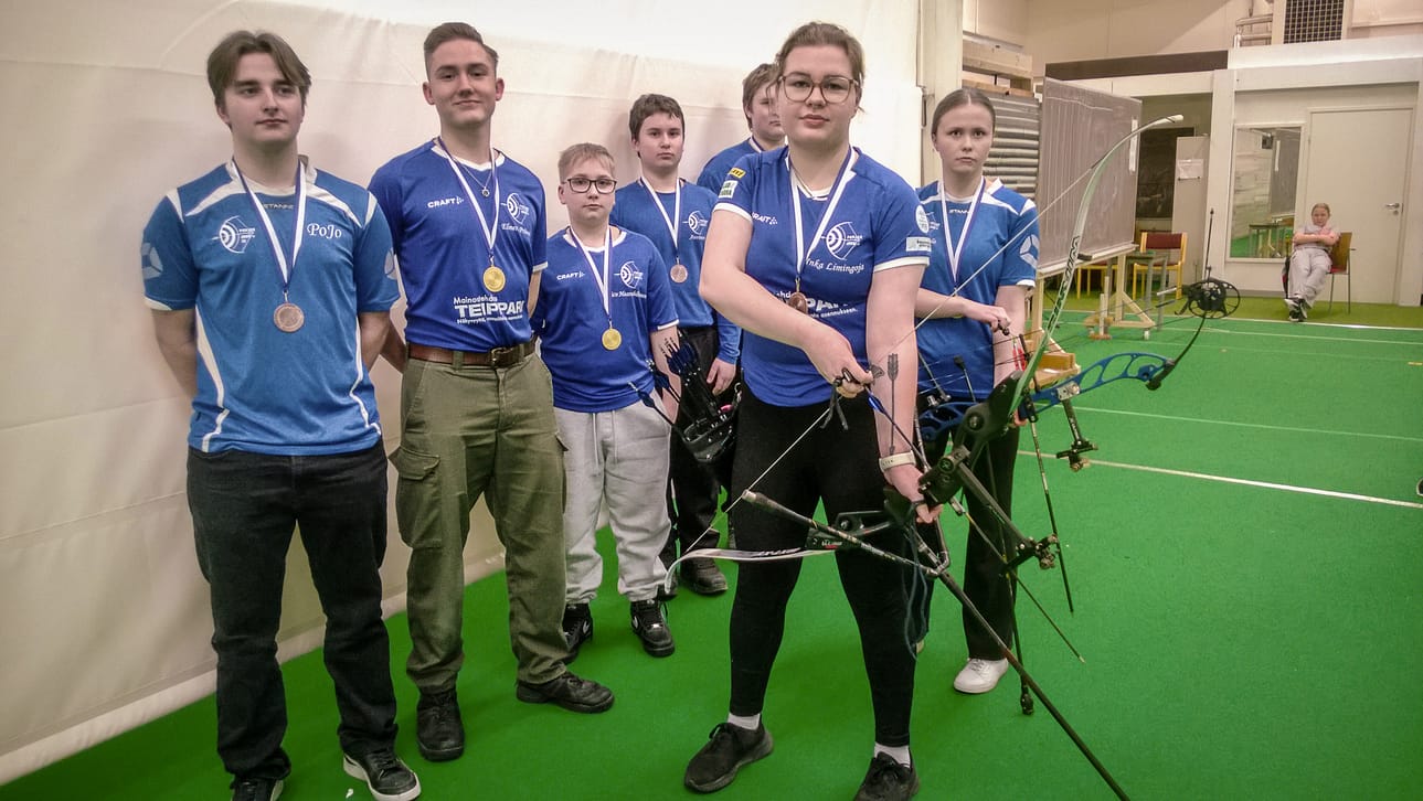 Pohjan Jousen nuoret tähtäsivät SM-mitaleja viime kevään hallikilpailuissa ja harjoittelevat seuran omalla salilla Kemissä.