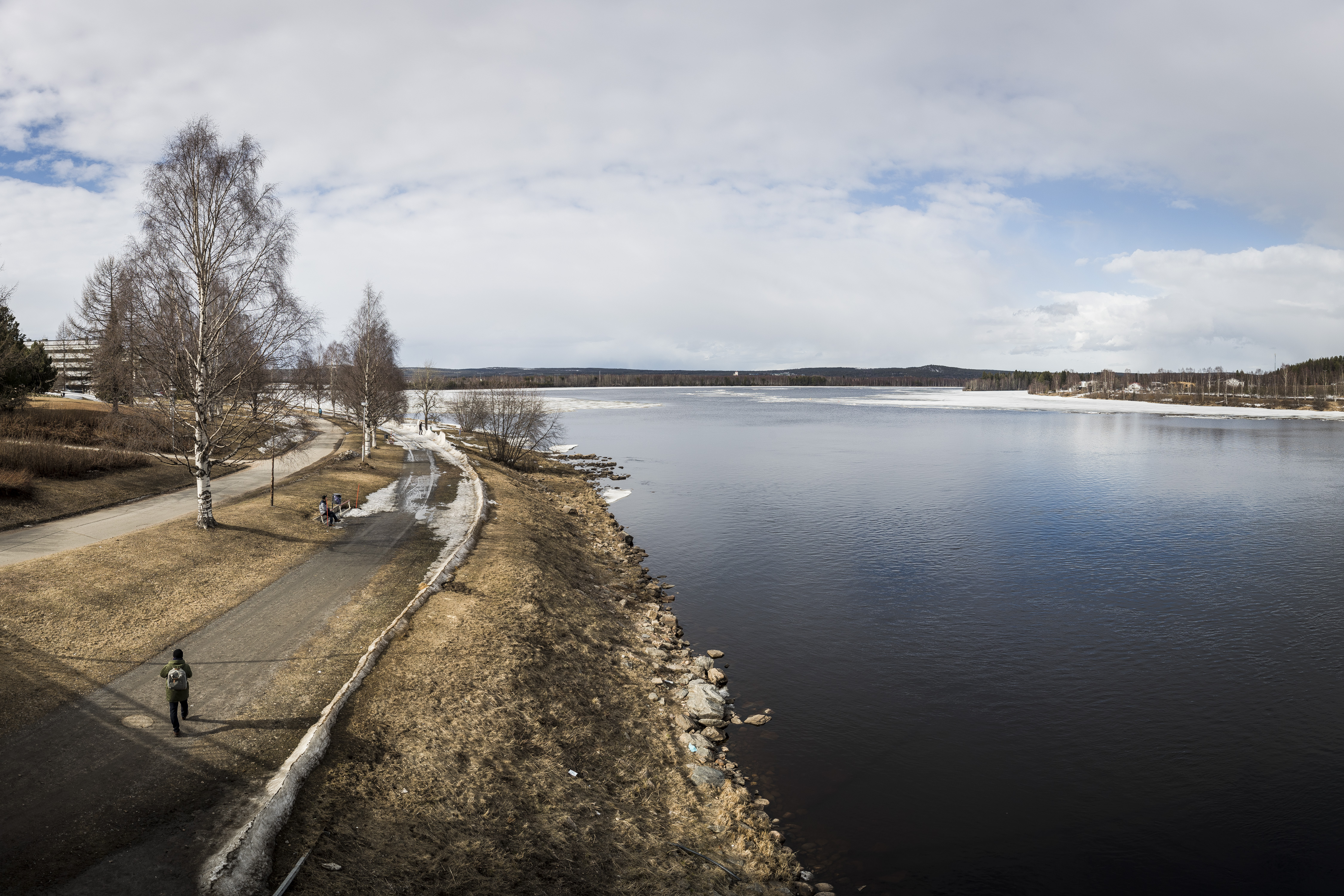 Kemijoesta lähtivät jäät Rovaniemellä – Lainaan jäänlähtökyltti liikkeelle keskiviikkoiltana 22.44 aikaan