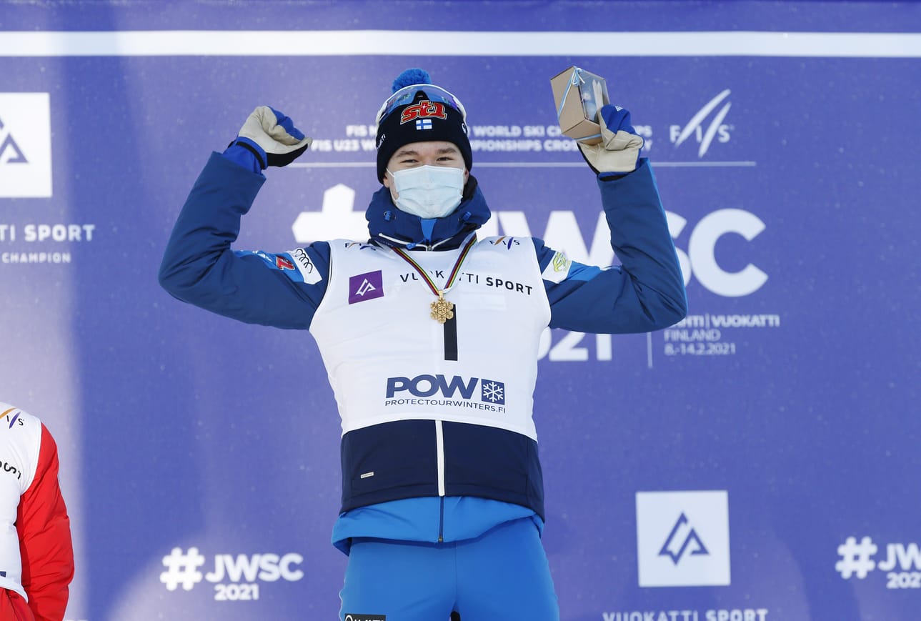 Oululainen Niilo Moilanen tuuletti tiistaina Vuokatissa sprinttihiihdon nuorten maailmanmestaruutta.