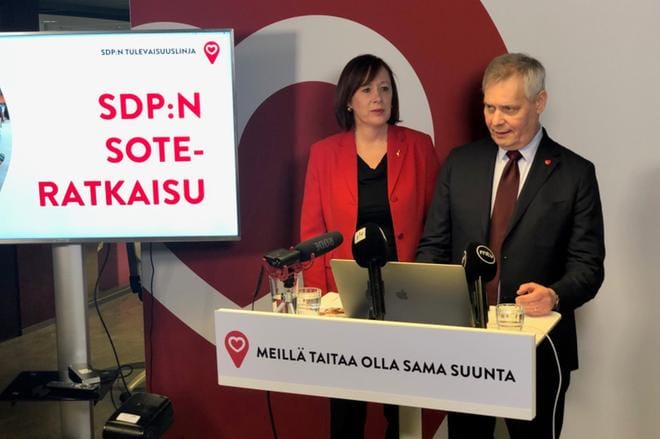 Sdp:n puheenjohtaja Antti Rinne kutsui kaikki puolueet rakentamaan yhdessä sote-palvelujen Suomen mallia. Vieressä puoluevaltuuston puheenjohtaja Sirpa Paatero. KUVA: Aki Taponen