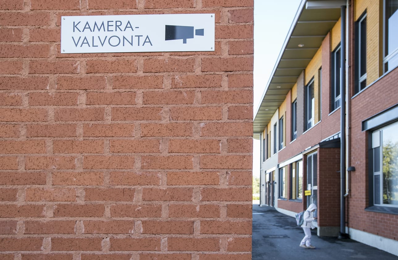 Ritaharjun koulussa kerrotaan kyltillä kameravalvonnasta.