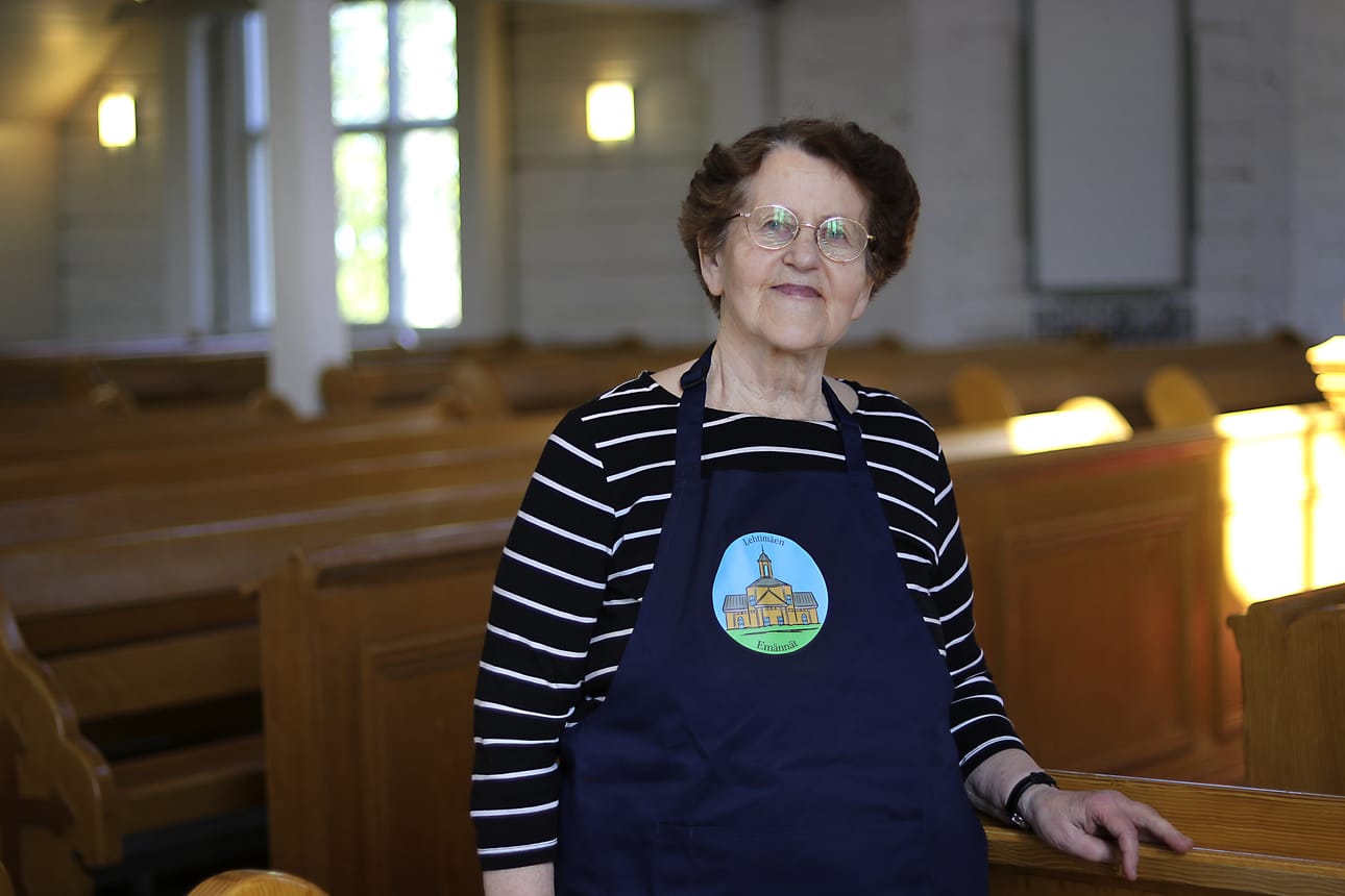 Aune Kuoppa-ahon mielestä kirkonemäntänä oleminen on monipuolista ja mielekästä toimintaa.